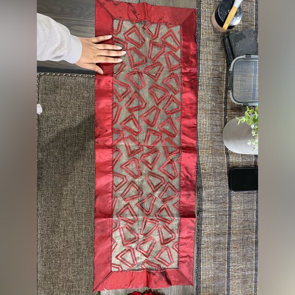 Christmas napkins, napkin rings, table runner and flowers - Picture 4 of 6